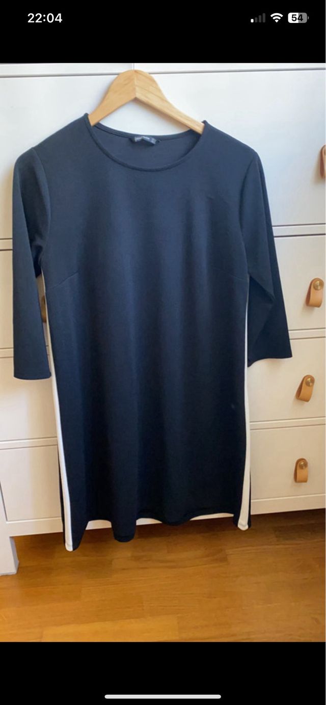 Vestido negro con raya lateral Stradivarius