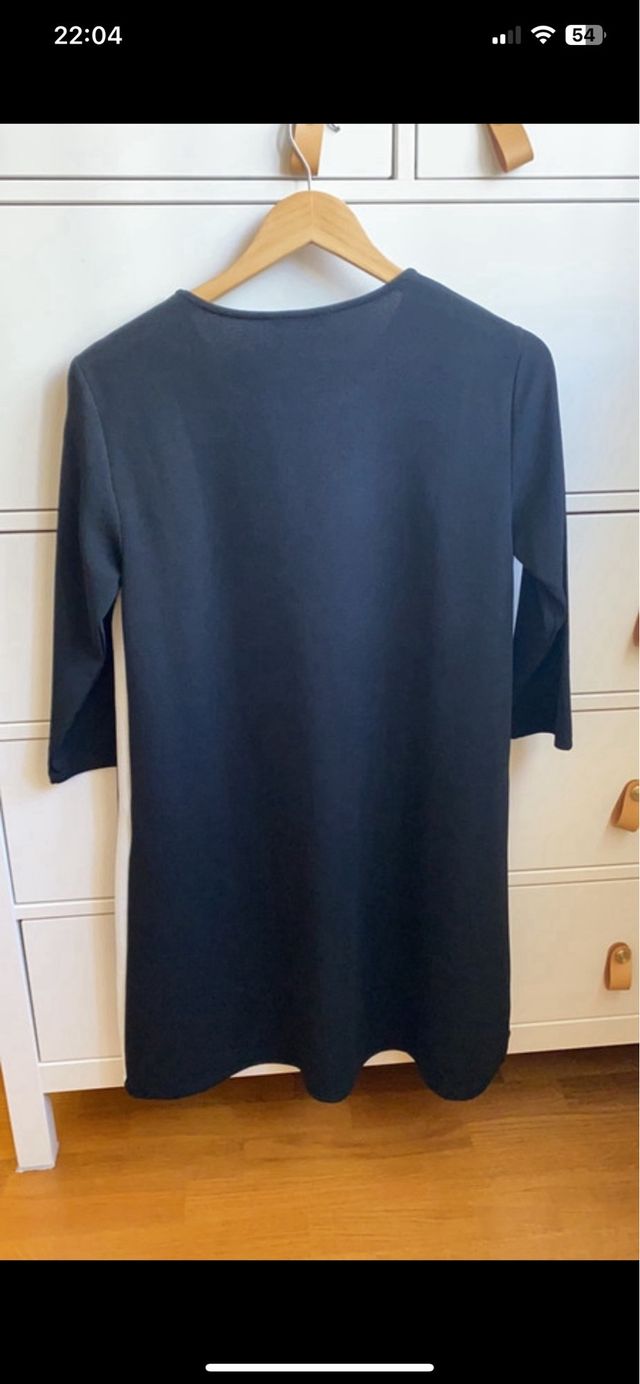 Vestido negro con raya lateral Stradivarius