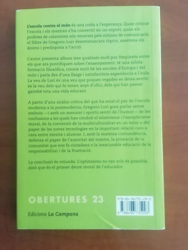 L'escola contra el món (Obertures) (Catalan Edition)