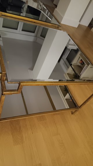Mesa auxiliar dorada con espejo