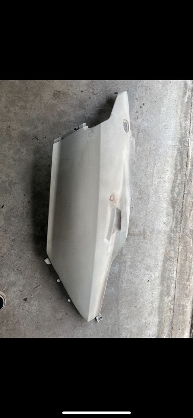 Tapa lateral derecha Burgman 650