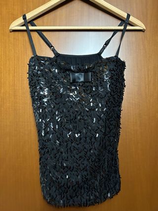Maglia nera con spalline regolabili 
