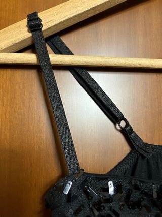 Maglia nera con spalline regolabili 