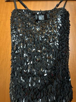 Maglia nera con spalline regolabili 