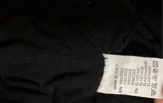 Maglia nera con spalline regolabili 