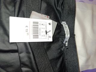 Falda de polipiel negra con borlas verde botella