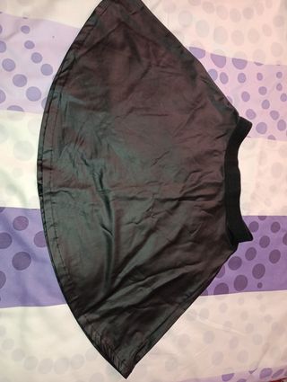 Falda de polipiel negra con borlas verde botella