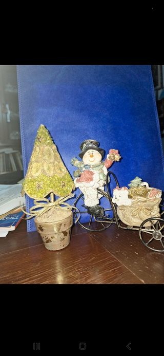 Pupazzo di neve con albero