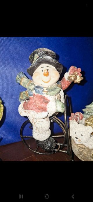 Pupazzo di neve con albero