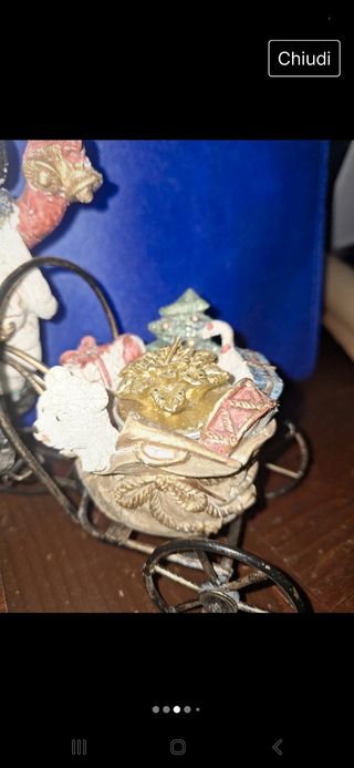 Pupazzo di neve con albero