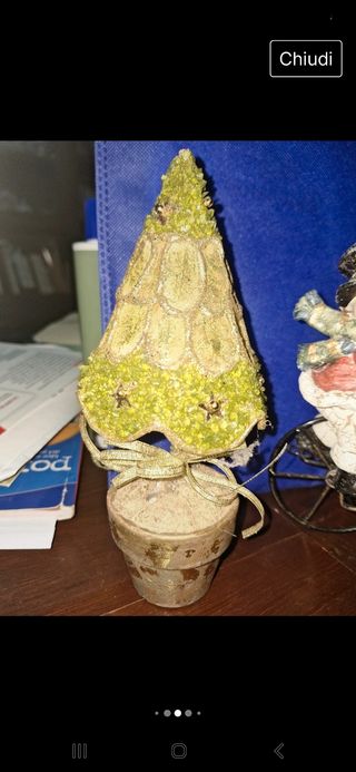 Pupazzo di neve con albero