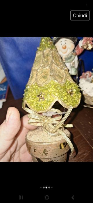 Pupazzo di neve con albero