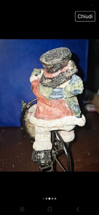 Pupazzo di neve con albero