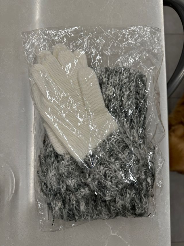 Guantes y bufanda de lana nuevas