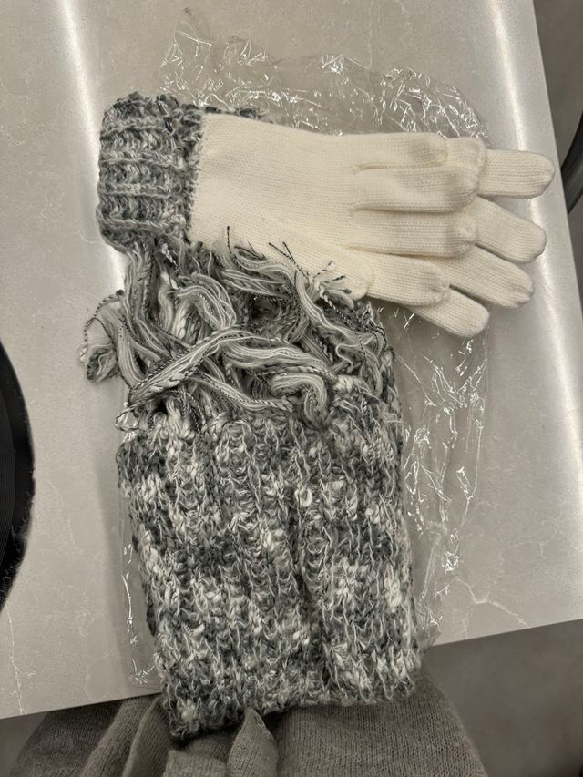 Guantes y bufanda de lana nuevas