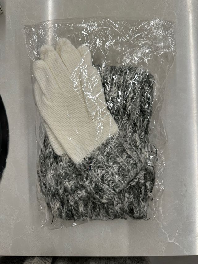 Guantes y bufanda de lana nuevas