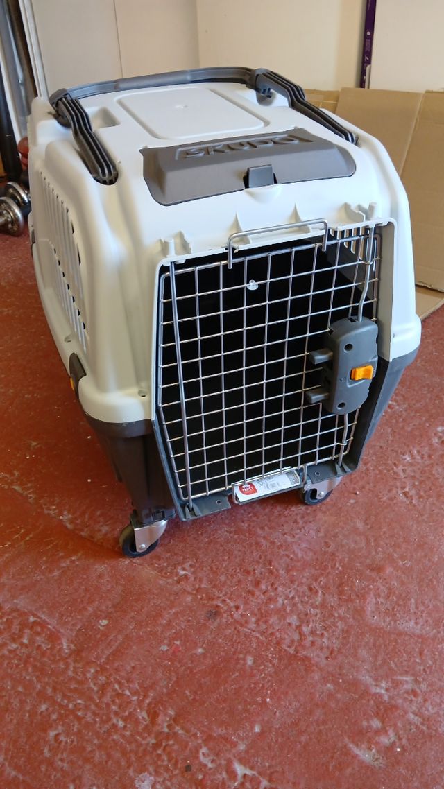 Trasportin SKUDO de viaje con ruedas extras. 