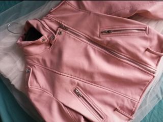 Chaqueta de cuero rosa Bershka 