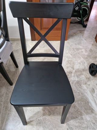 Mesa extensible + 6 sillas negra. 