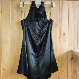 Vestido de satén negro