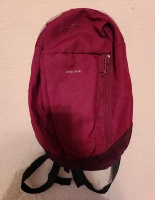 Mochila quechua, burdeos muy completa