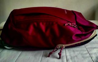 Mochila quechua, burdeos muy completa