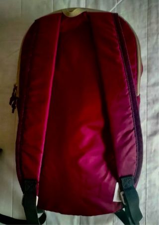 Mochila quechua, burdeos muy completa