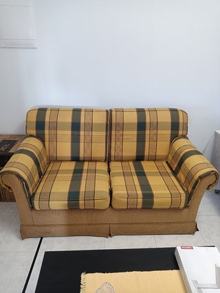 Sofá 2 plazas amplio o 3 plazas reducido.