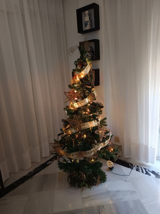 Árbol con muchos adjetivos más de los que se ven e