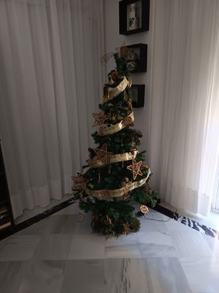 Árbol con muchos adjetivos más de los que se ven e