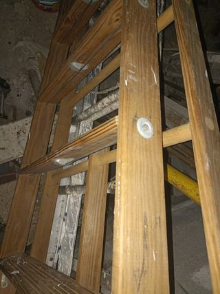 Escalera de madera de tijera