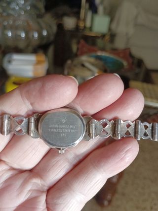 Reloj vintage plata embegecida.