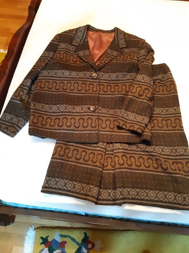 Conjunto de mujer, falda y chaqueta