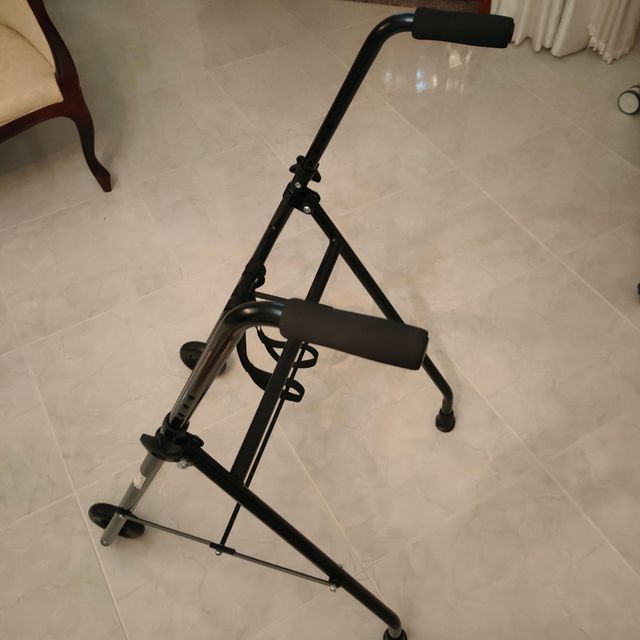 Deambulatore per anziani pieghevole