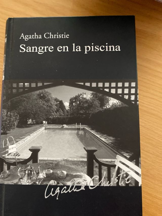 SANGRE EN LA PISCINA