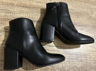 Stivaletti neri prima donna