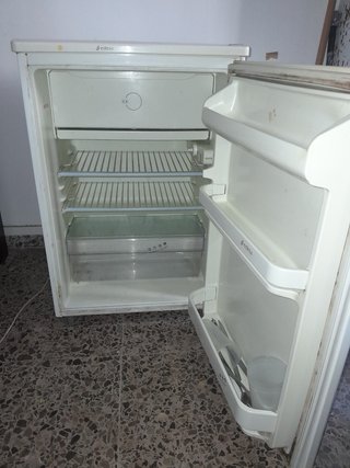 Nevera con conjelador pequeña