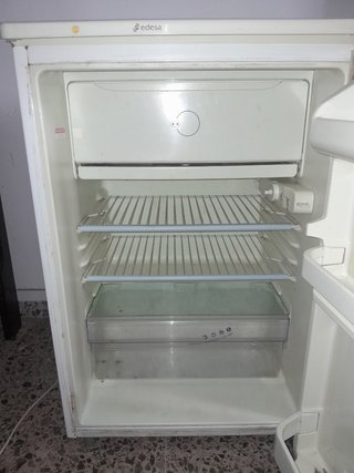 Nevera con conjelador pequeña
