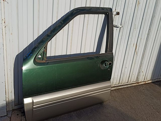 Puerta delantera izquierda Nissan Terrano II 1996