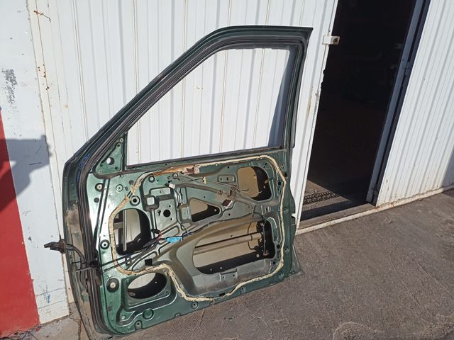 Puerta delantera derecha Nissan Terrano II 1996