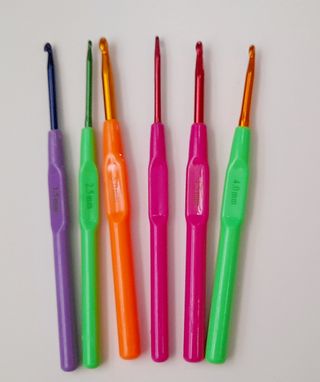 Uncinetto 6 misure plastica alluminio