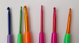 Uncinetto 6 misure plastica alluminio