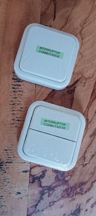 2 interruptores conmutadores blancos
