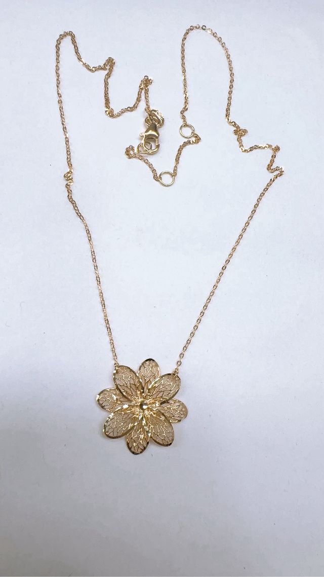 Collana con fiore di loto in oro giallo 18kt