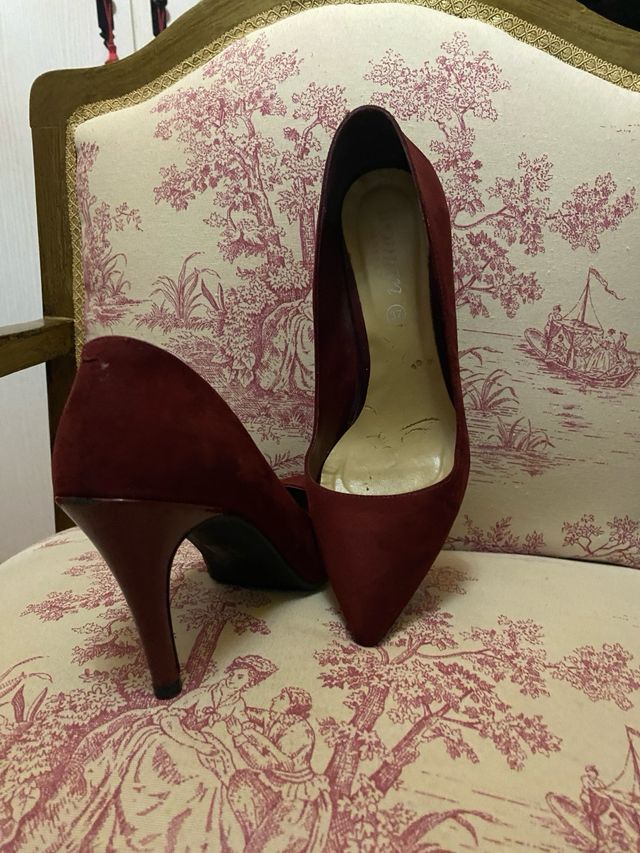 Stilettos ante burdeos