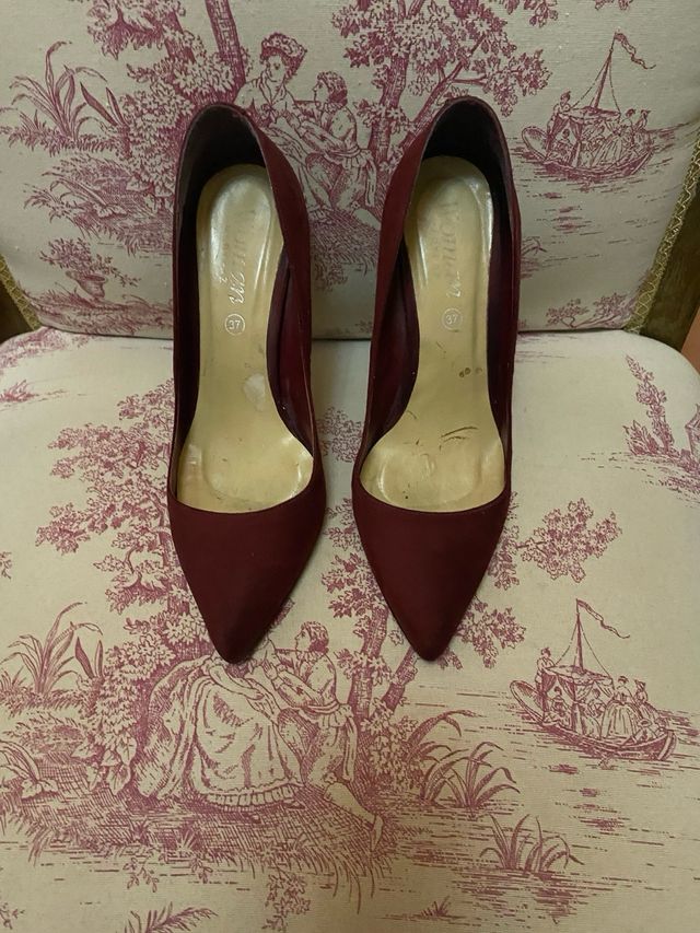 Stilettos ante burdeos