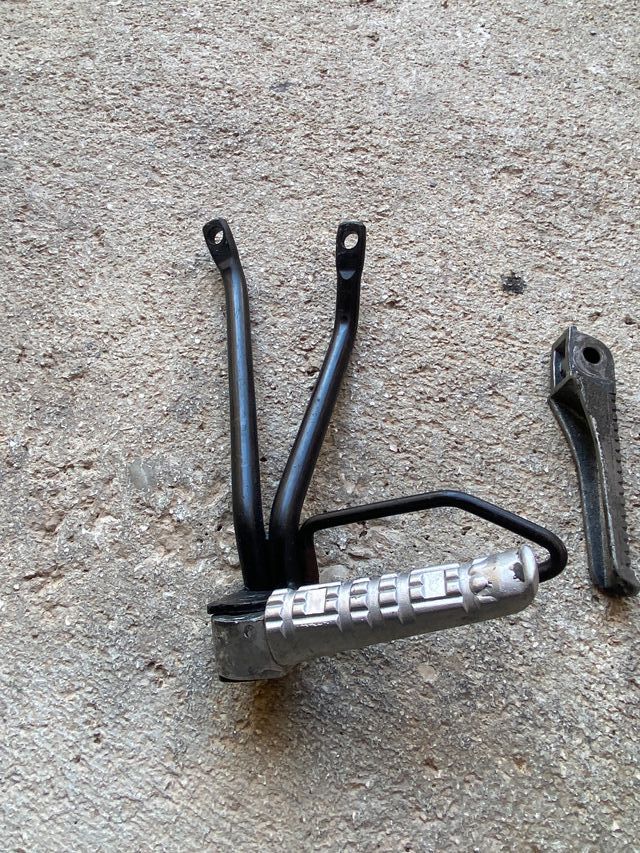 Estriberas traseras de Yamaha tzr