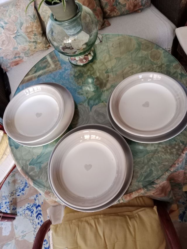 Platos de cerámica , el dibujo es color beig