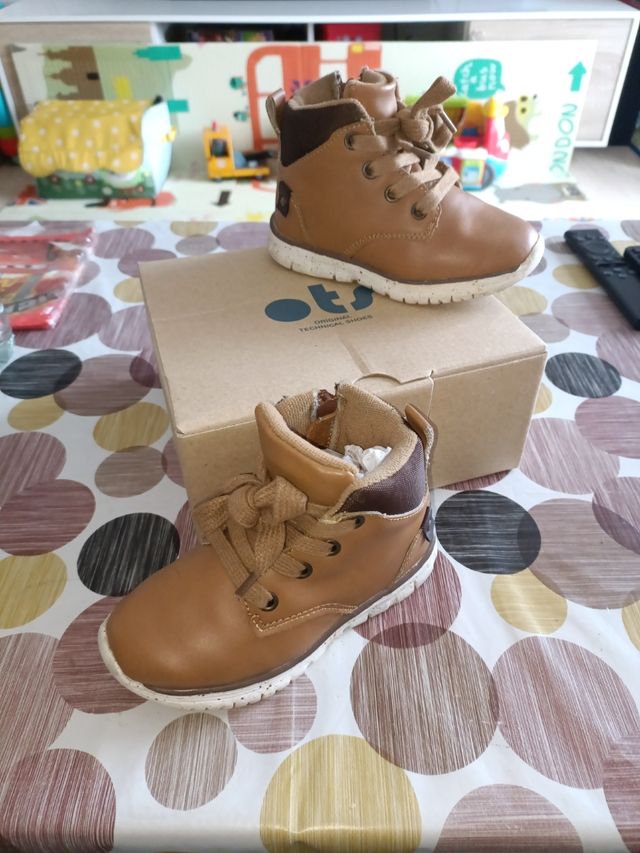 Bota niño talla 24.