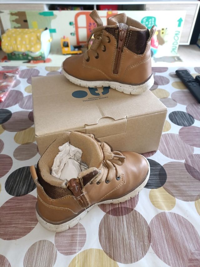 Bota niño talla 24.